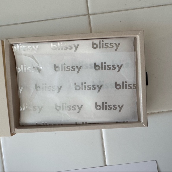 Blissy silk queen pillowcase - Picture 3 of 4